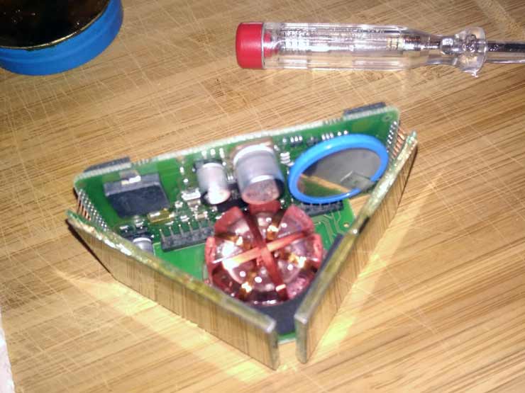 Der Tacktick Micro compass geöffnet mit alter defekter Akku/Batterie