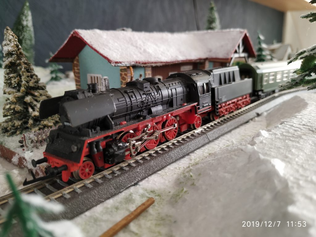 TT / BTTB Eisenbahn BR35 1111-0 Schlepptenderdampflok am Bahnhof