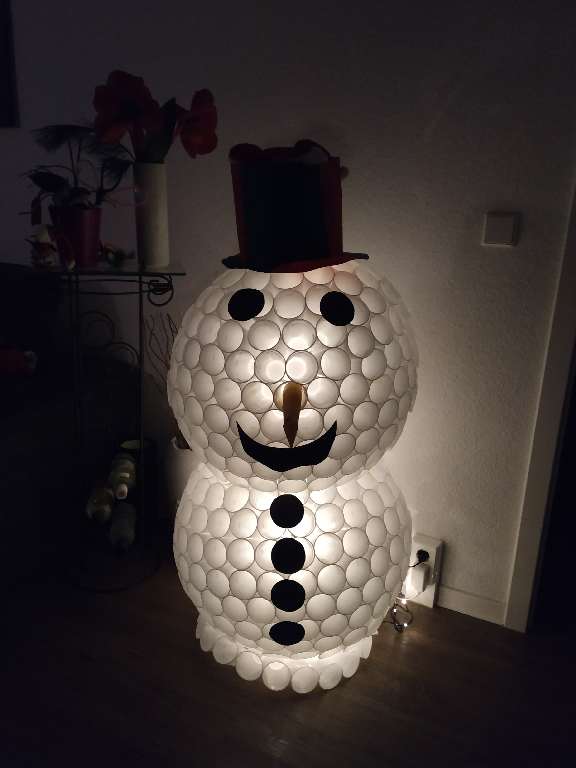 Schneemann Aus Bechern Bauen 1