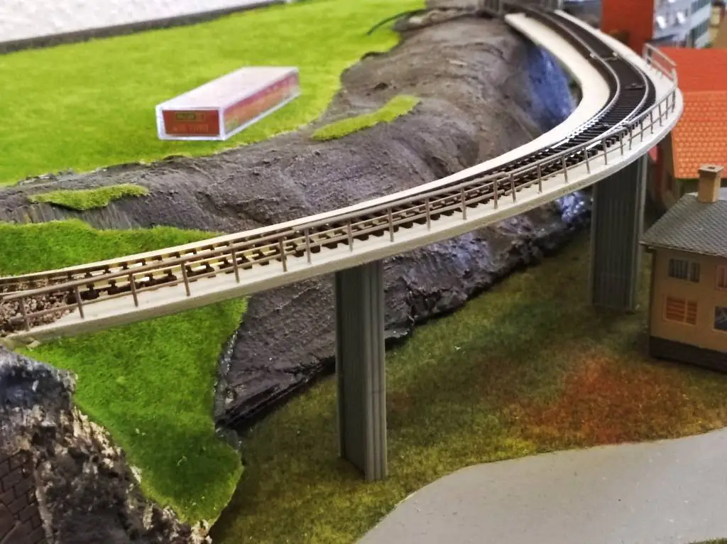 Stahlträger Brücke für TT Modelleisenbahn bauen
