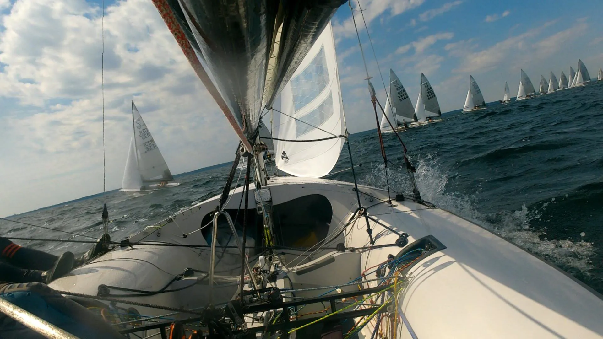 Start einer 505er Regatta auf der Ostsee