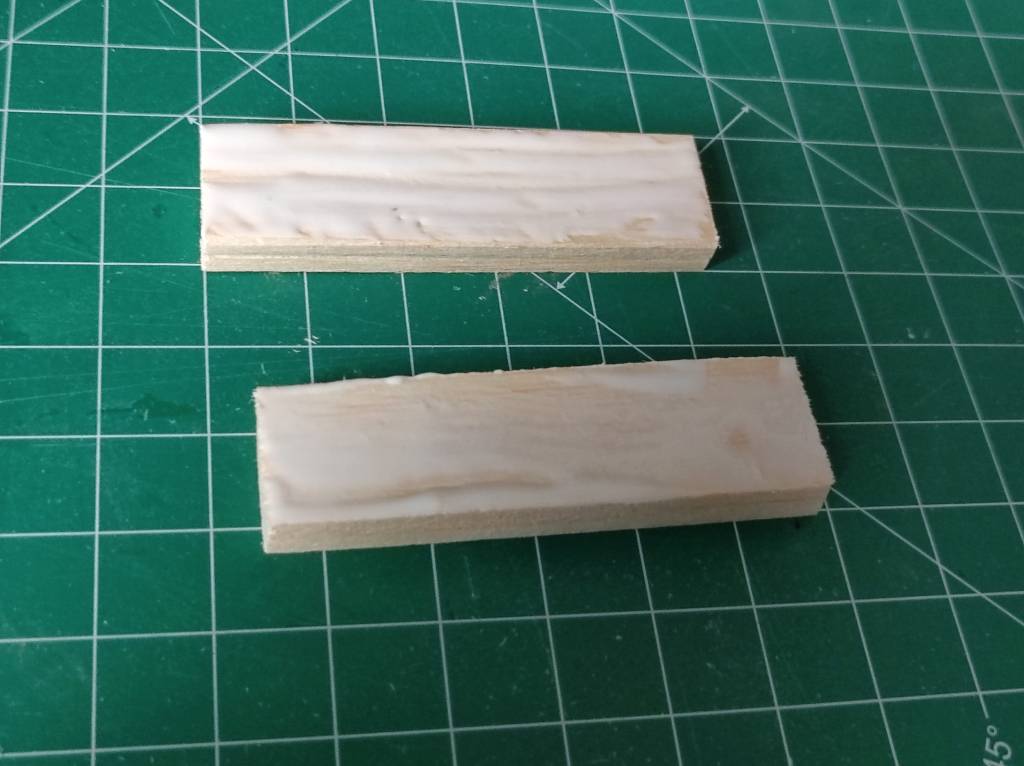 zu 5. Balsabrettchen werden einseitig mit Holzleim dünn eingestrichen