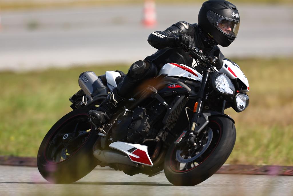 Tag 2 - mit der Triumph Speed Trilple 1050 RS (NN02A) Rennstrecken Perfektionstraining by Doc Scholl in Groß Dölln Fotos von Pixelrace.de (Jonathan Sauer)
