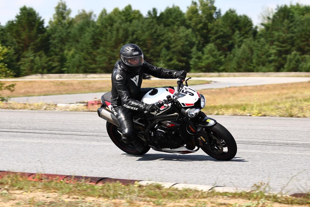 Tag 2 - mit der Triumph Speed Trilple 1050 RS (NN02A) Rennstrecken Perfektionstraining by Doc Scholl in Groß Dölln Fotos von Pixelrace.de (Jonathan Sauer)
