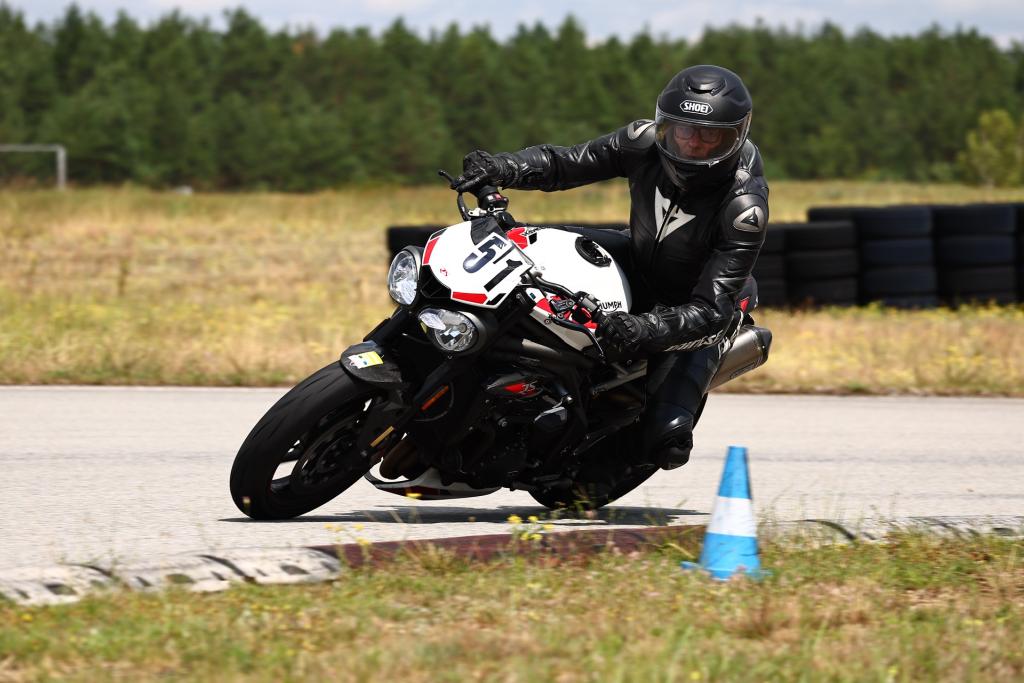 Tag 2 - mit der Triumph Speed Trilple 1050 RS (NN02A) Rennstrecken Perfektionstraining by Doc Scholl in Groß Dölln Fotos von Pixelrace.de (Jonathan Sauer)