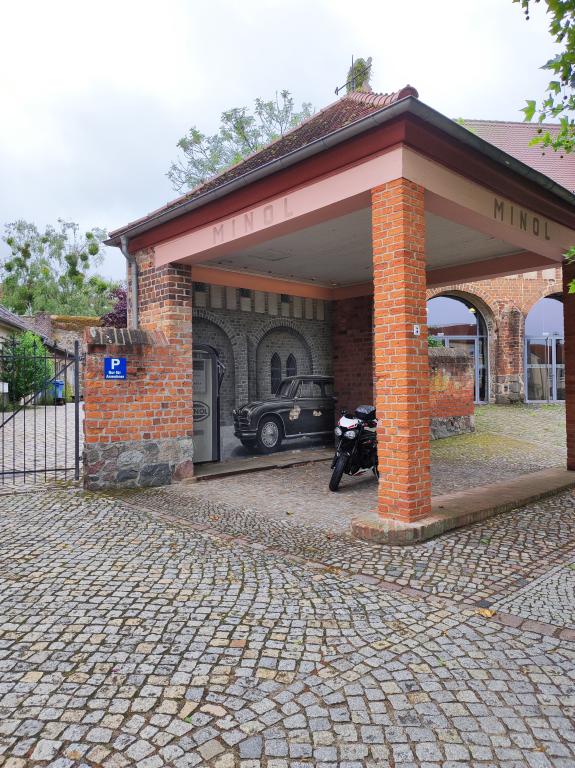 Mit der Speed Triple in Templin an der alten Minol Tankstelle