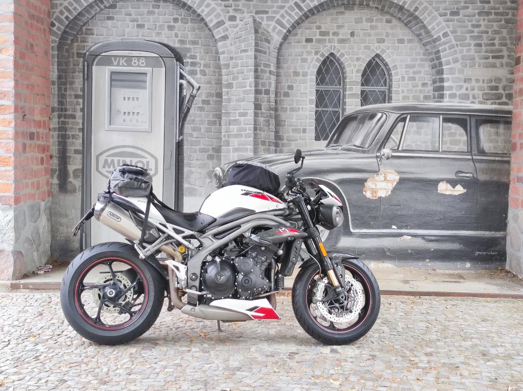 Mit der Speed Triple in Templin an der alten Minol Tankstelle 2
