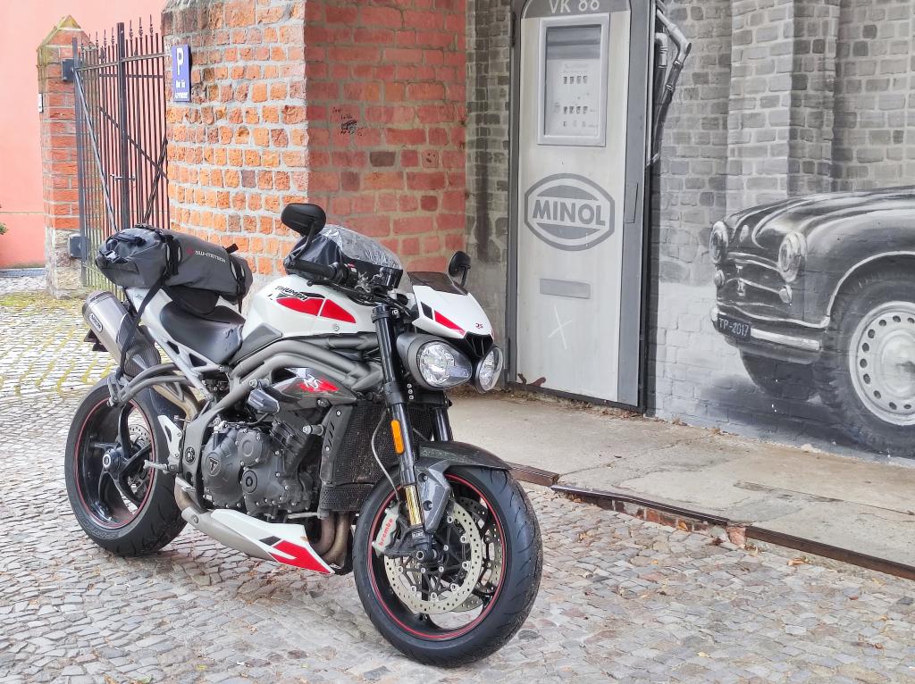 Mit der Speed Triple in Templin an der alten Minol Tankstelle 3
