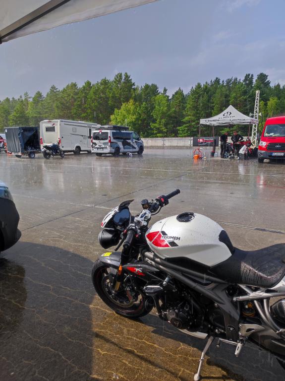 Nach dem 5. Turn am zweiten Tag schüttete es wieder wie aus Eimern. Triumph Speed Triple im Regen